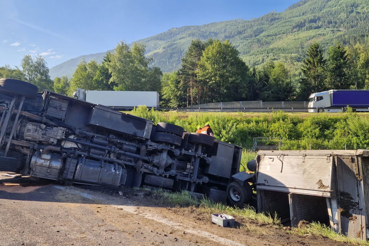 Schwerer Unfall mit Tiertransporter auf A9 bei Rottenmann