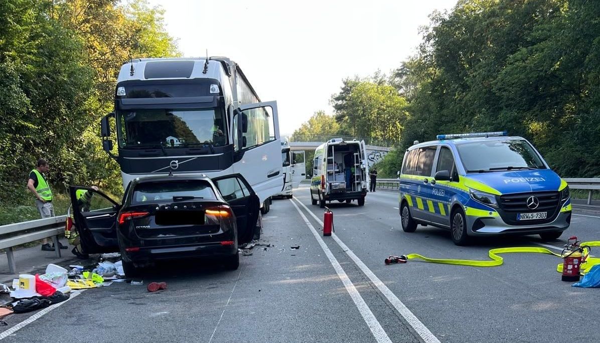 Paderborn – Ein Toter nach Kollision von Pkw und Lkw