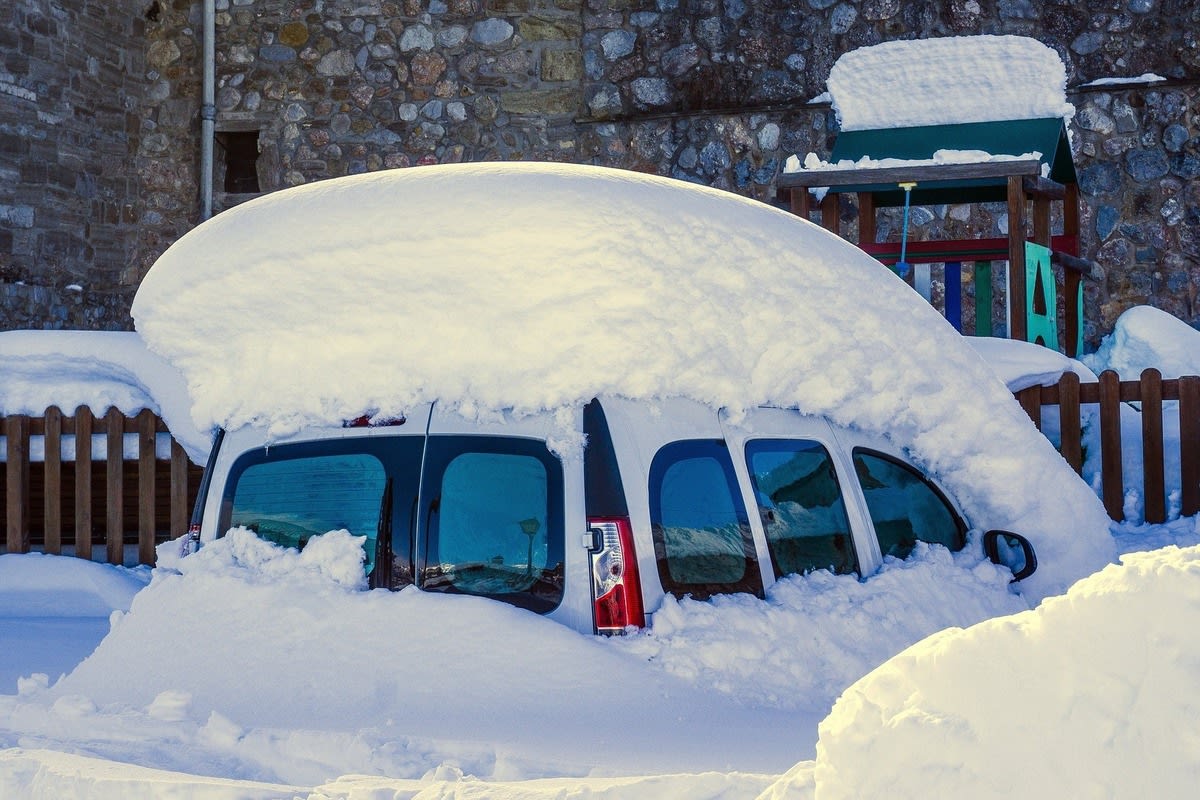 Obwalden - Fahrzeuge richtig von Schnee befreien