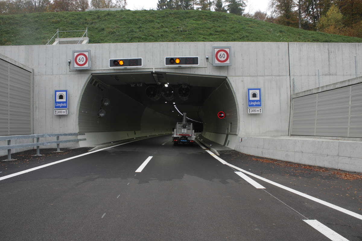 A5 Biel BE – Auto nach Kollision im Tunnel auf Seite gekippt
