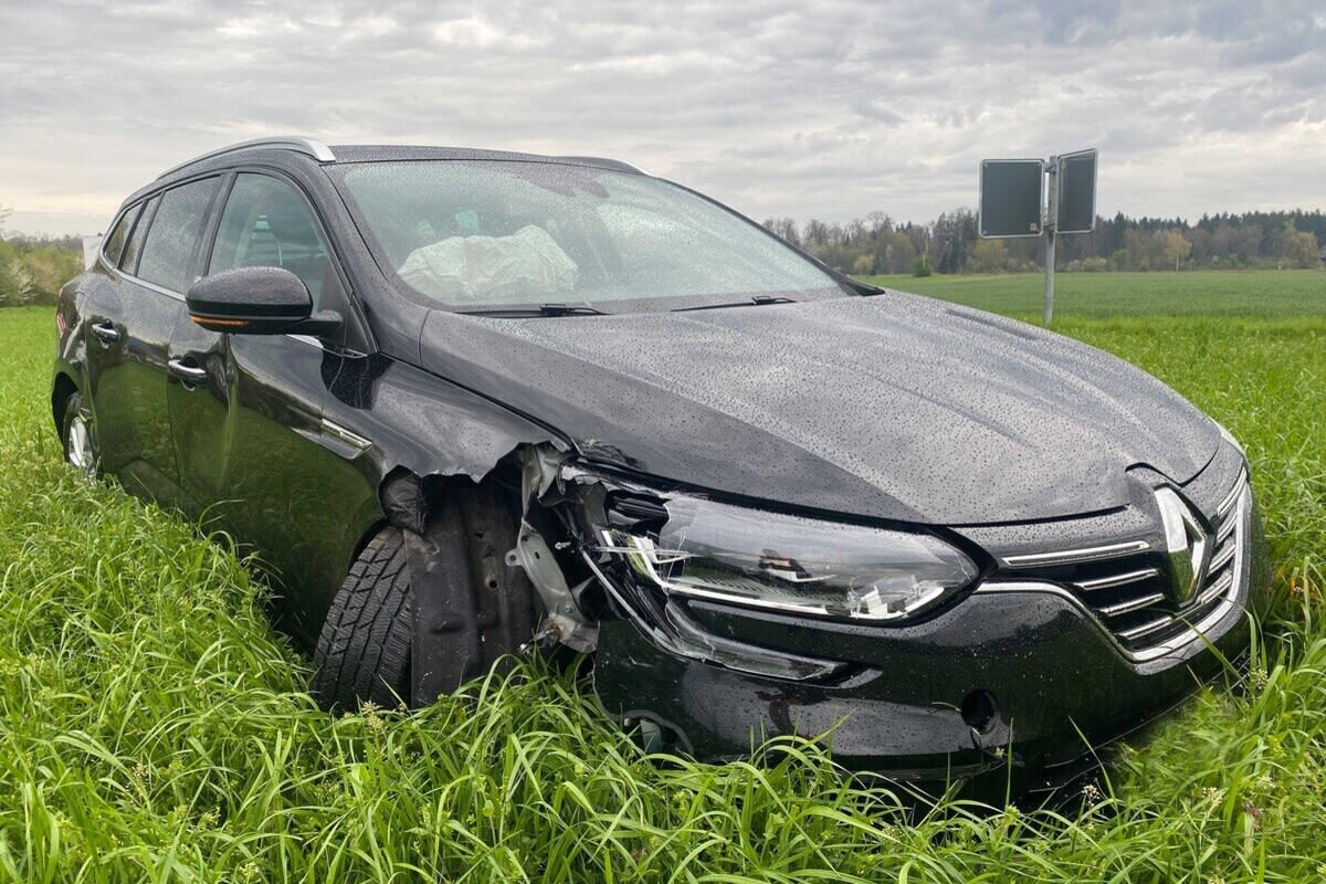 Hünenberg ZG – Auto landet nach Unfall im Wiesland