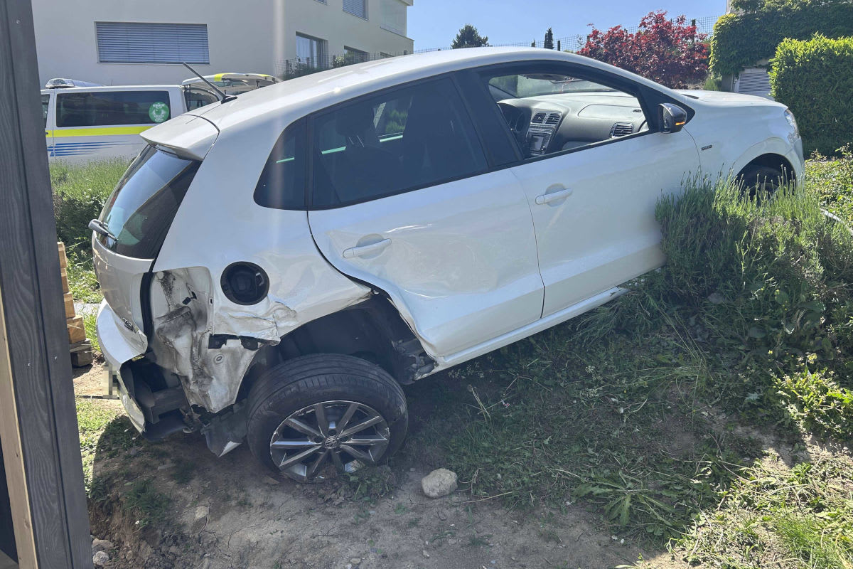 Beinwil am See AG – Lenkerin prallt mit Auto gegen Carport