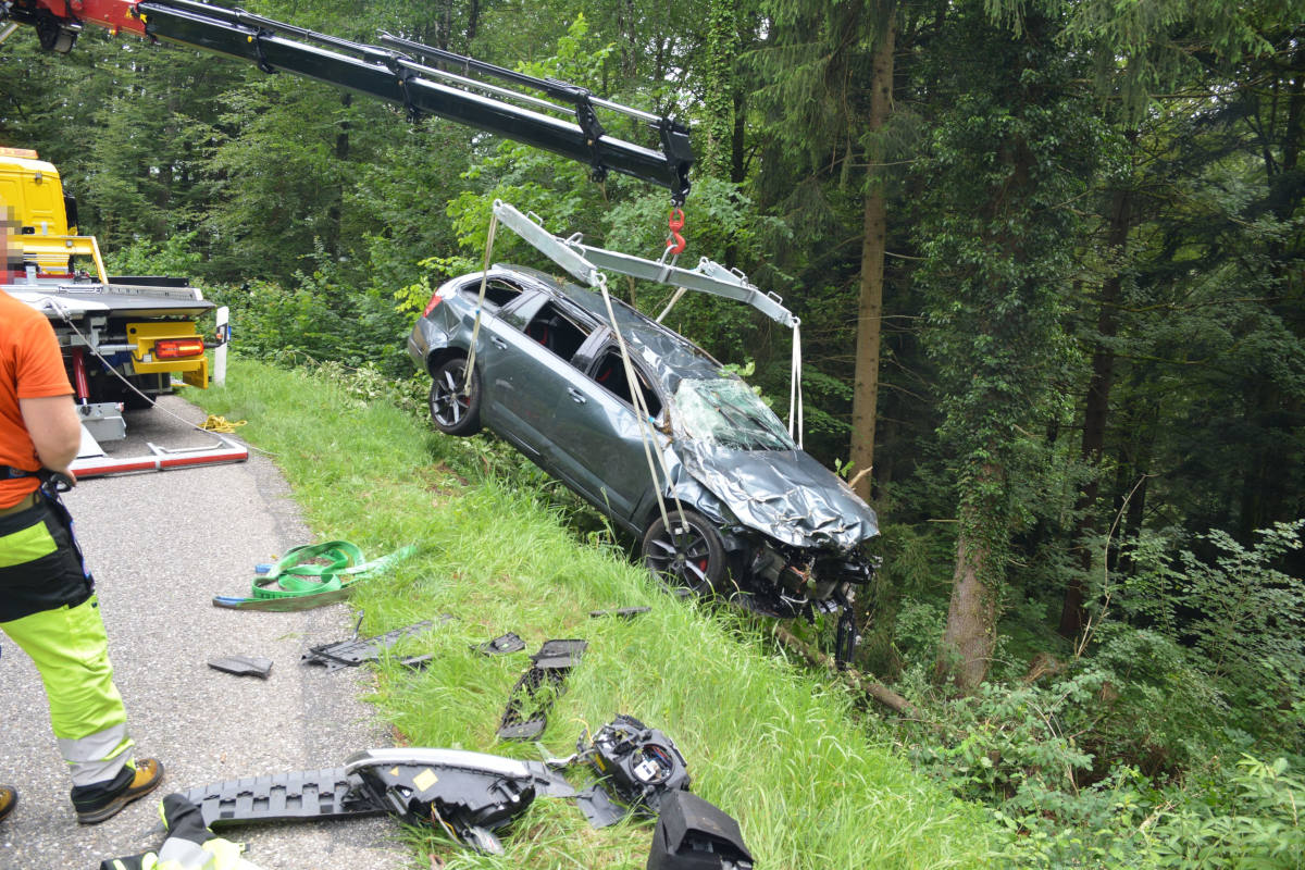 Seewen SO - Auto kollidiert mit mehreren Bäumen