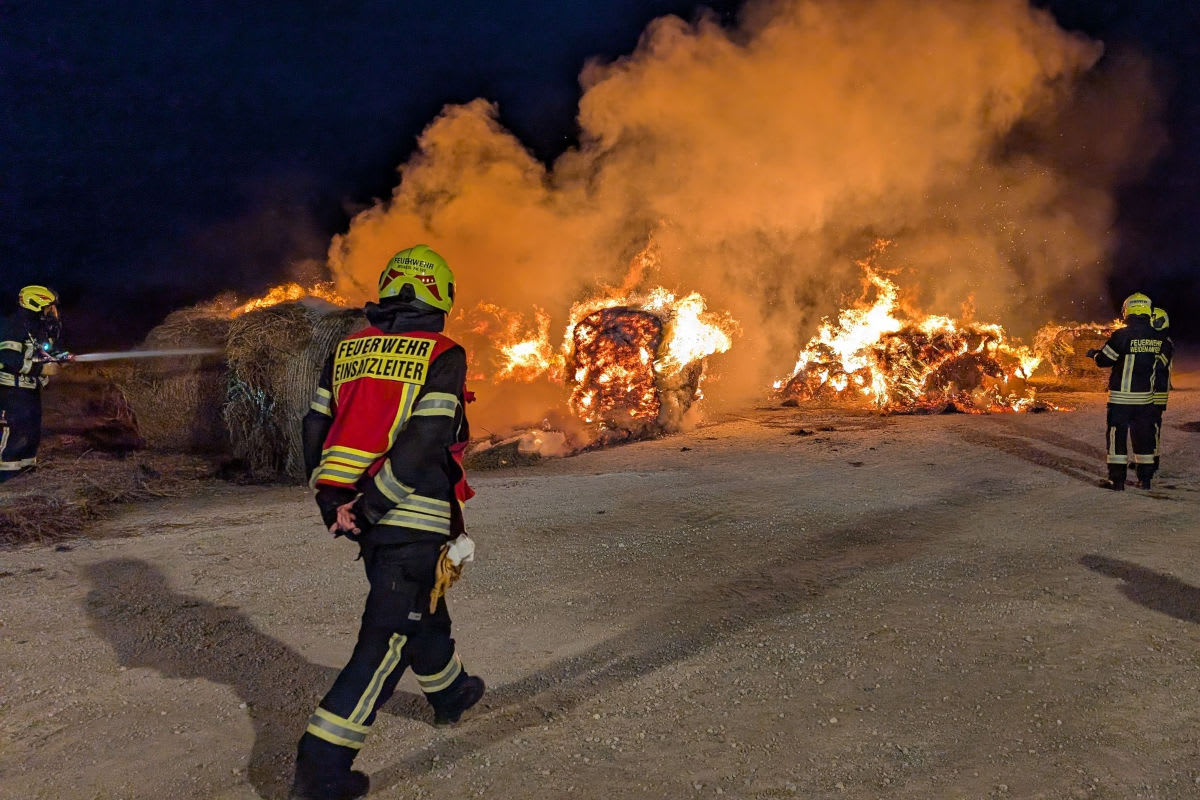 Neusiedl am See B – Strohballen in Brand
