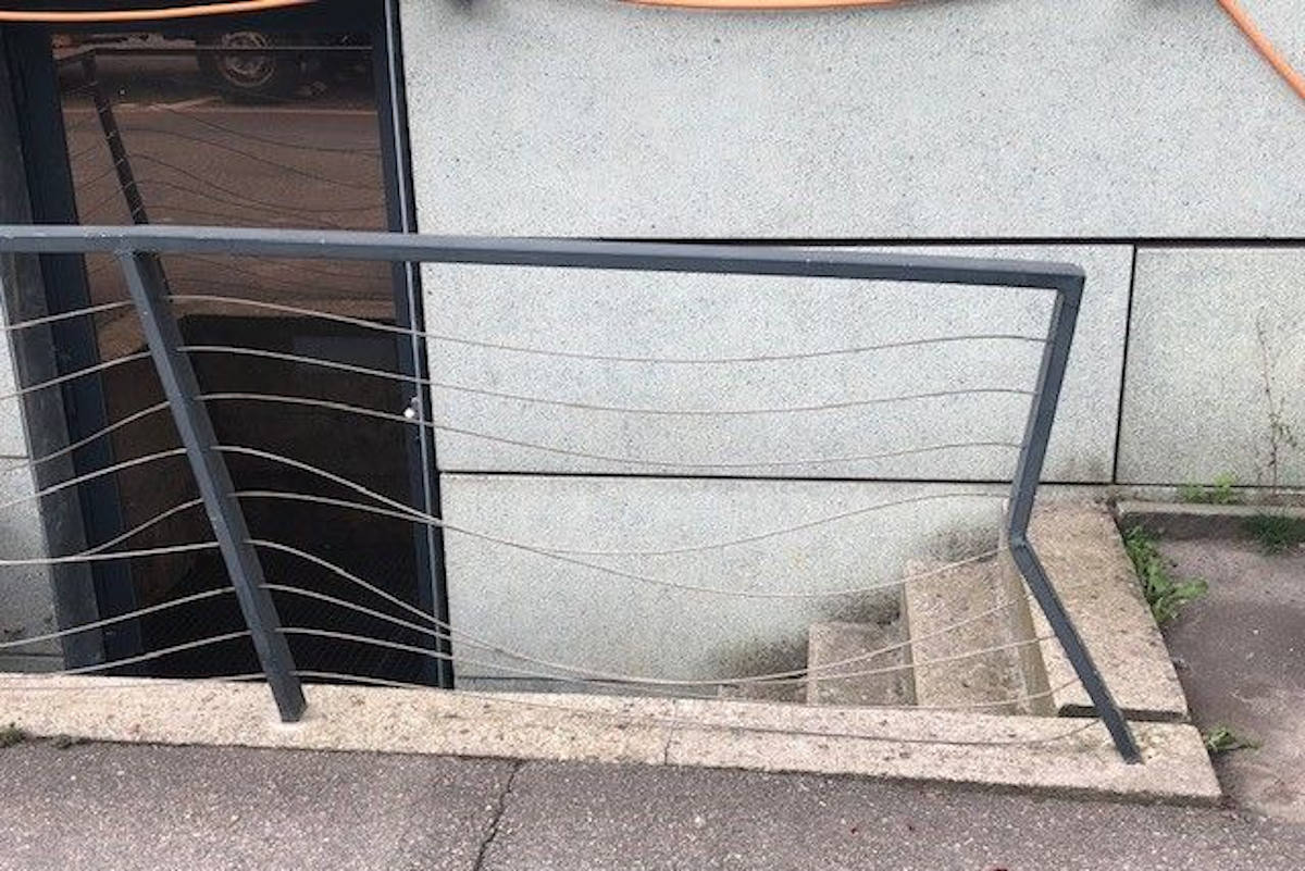 Hägendorf SO – Lieferwagenlenkerin fährt beim Coop in Metallgeländer und haut ab