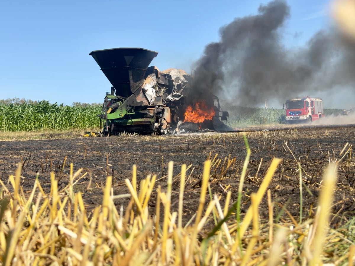 Brettorf – Ballenpresse und Stoppelfeld in Flammen