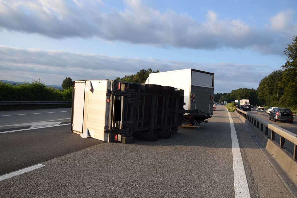 Luterbach SO - Anhänger kippt um und blockiert A1