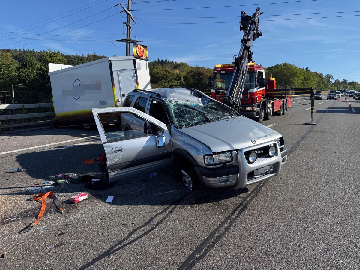 Birmenstorf AG – Auto mit Imbisswagen überschlägt sich auf A1