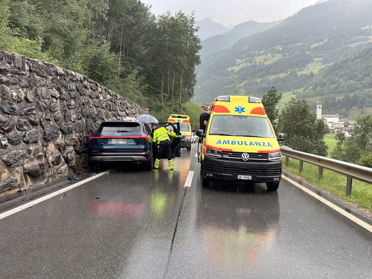S. Carlo GR – Fünf Personen bei Selbstunfall verletzt