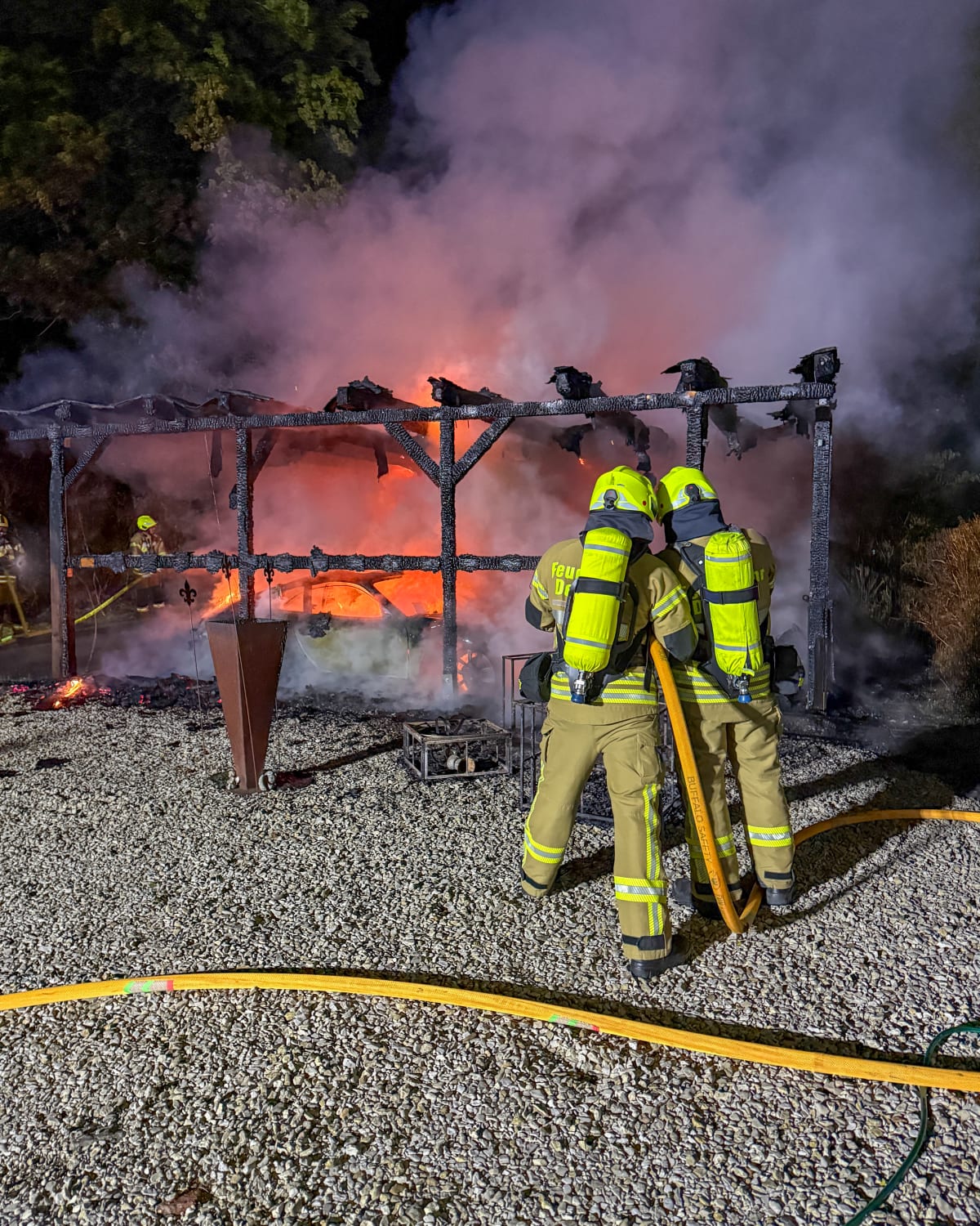 Detmold – Carport und zwei Autos in Brand