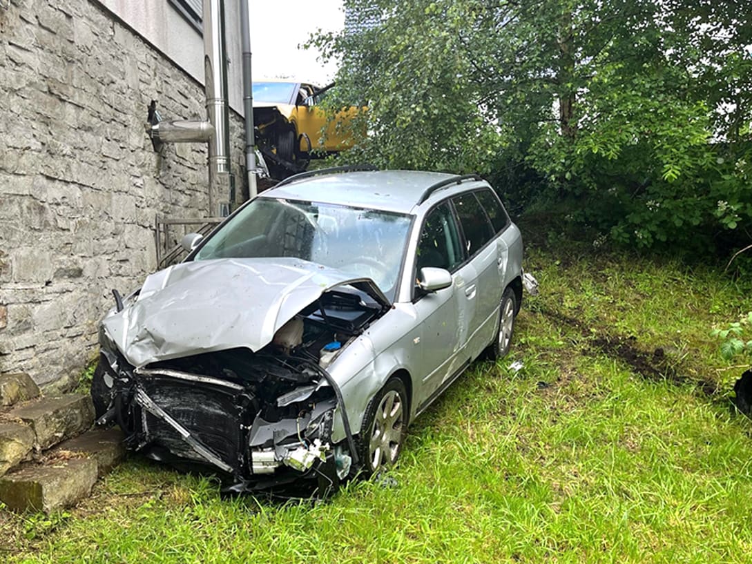 Wiehl – Autofahrer (26) prallt gegen Bäume und Hauswand