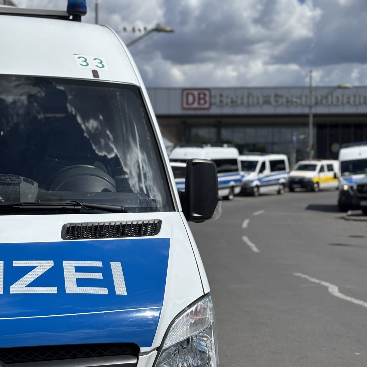 Berlin – Frau sticht Polizisten bei Festnahme in den Arm