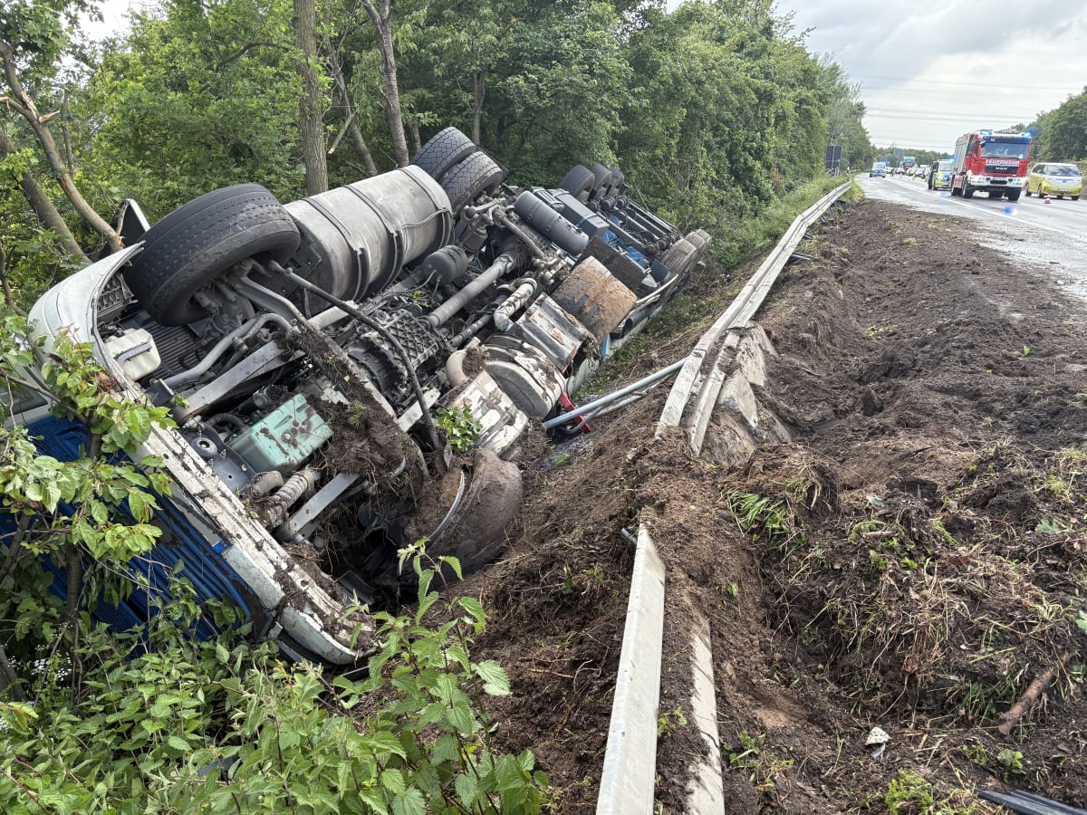 A57 Moers – Lkw stürzt bei Unfall in Böschung auf Autobahn