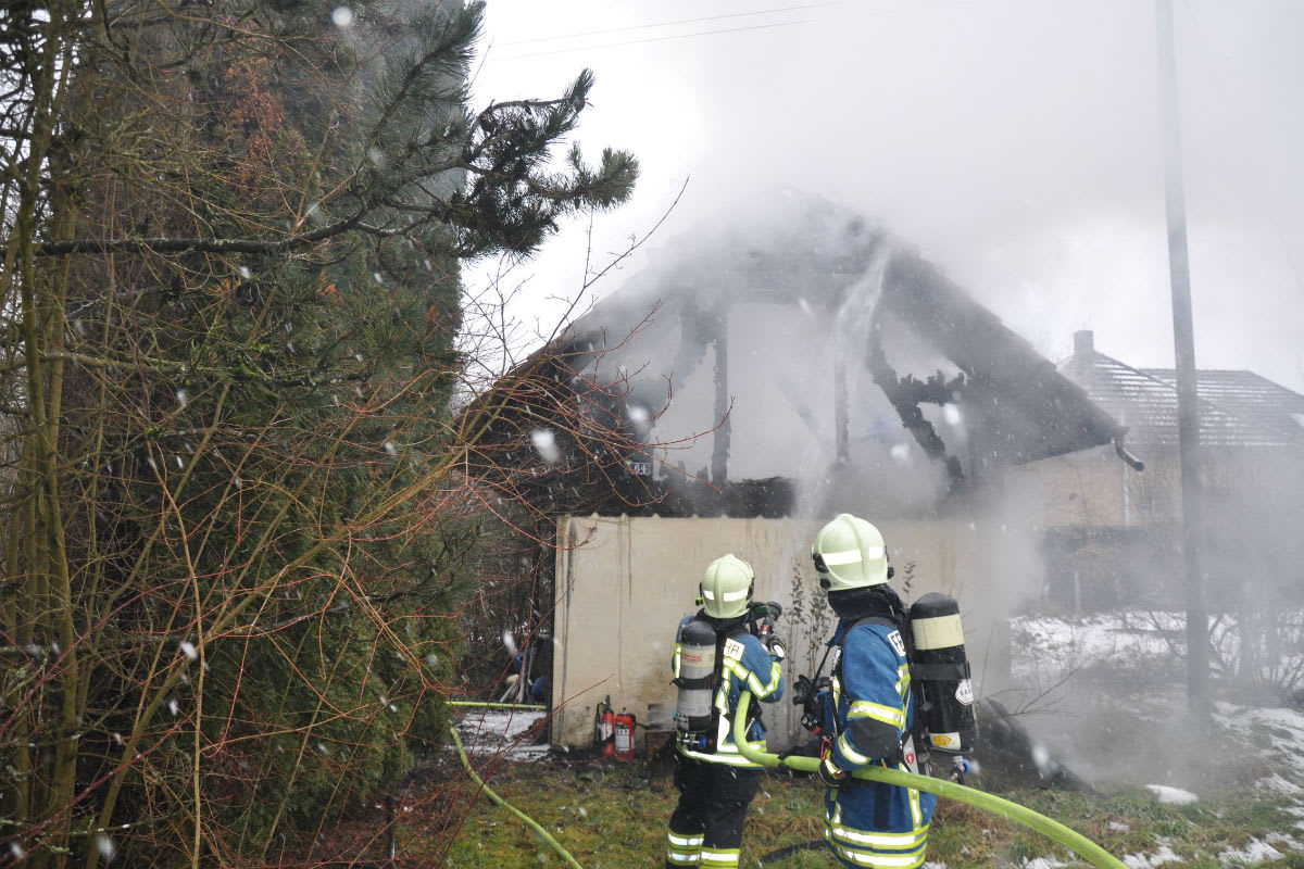 Grenchen SO - Freistehender Schuppen in Brand geraten