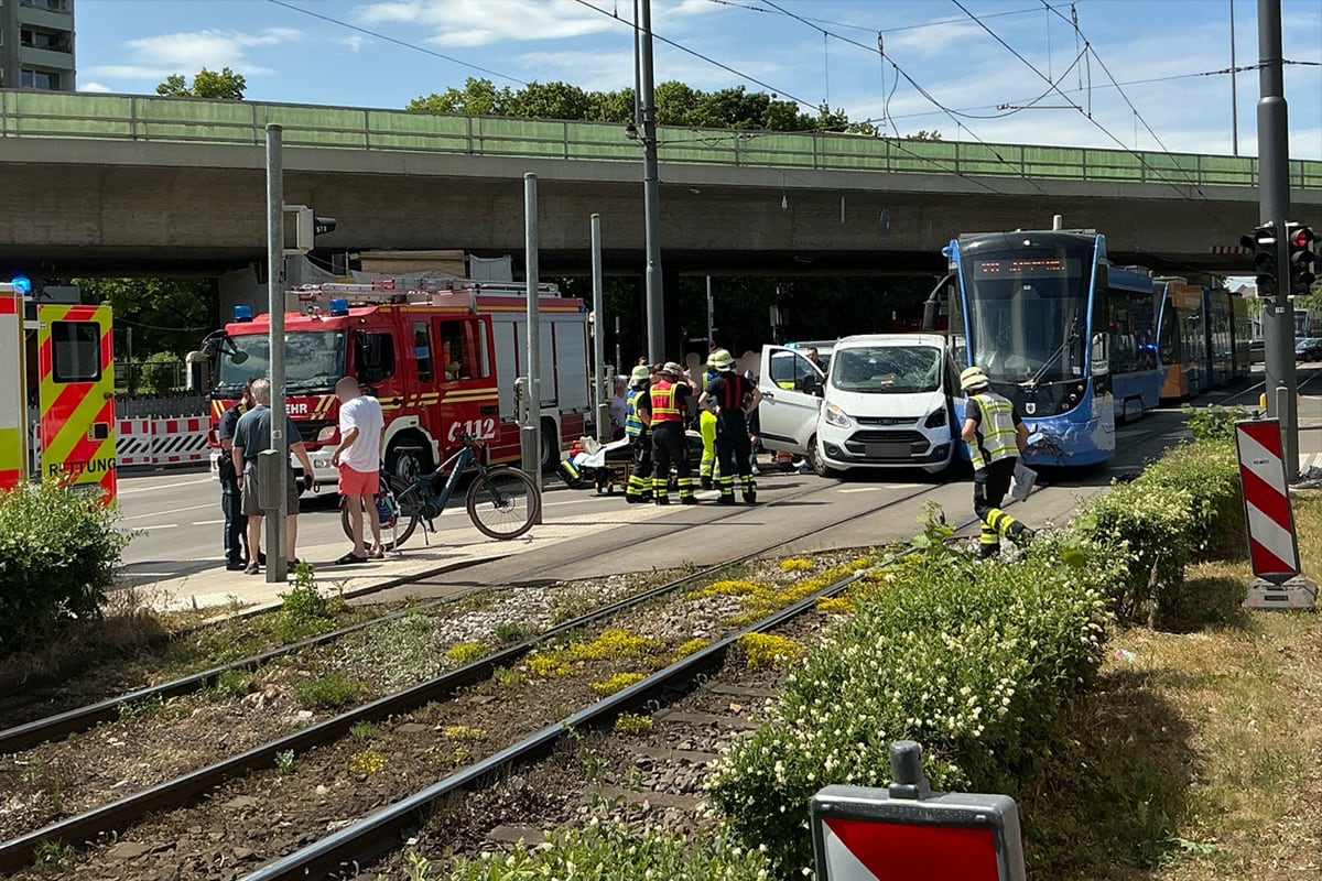 München – Fünf Menschen nach Unfall von Tram und Auto verletzt