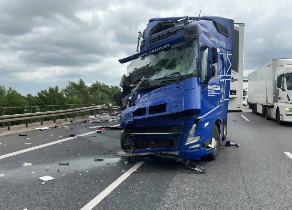 A2 Lehrte – Lastwagen prallt auf stehenden Lkw