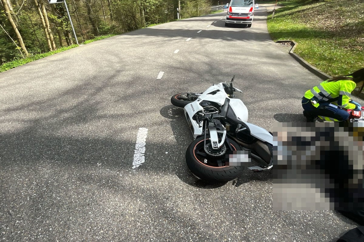 Gempen SO –  Motorradfahrer und Mitfahrer bei Unfall verletzt