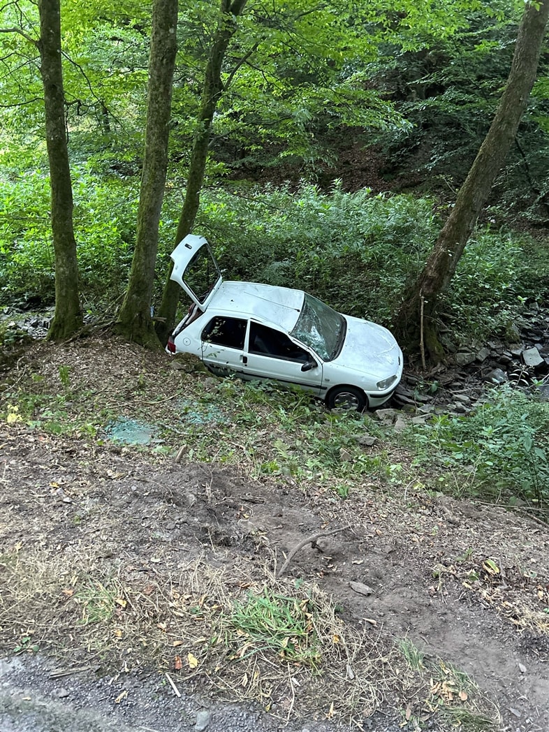 Hagen – Auto stürzt nach Unfall vier Meter in Bachlauf