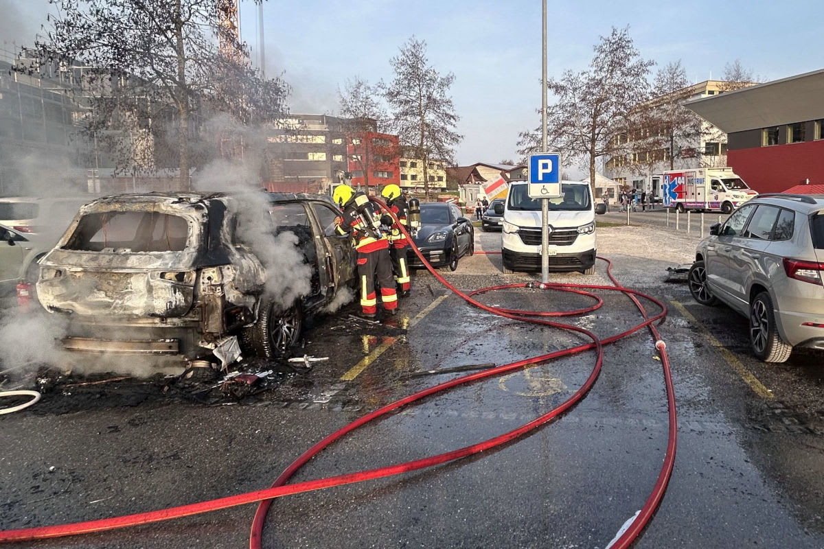 Wollerau SZ – Fahrzeug brennt auf Parkplatz vollständig aus