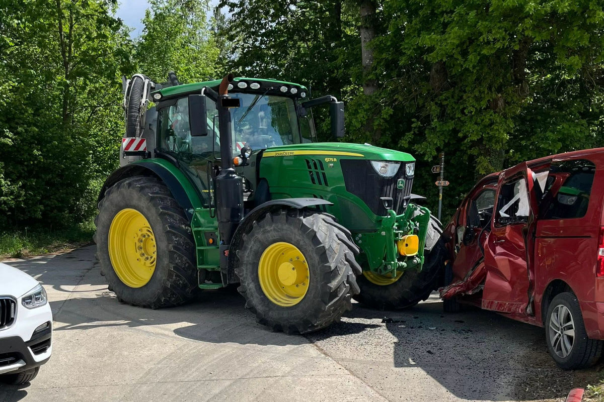 Coeuve JU – Unfall zwischen Traktor und Pkw