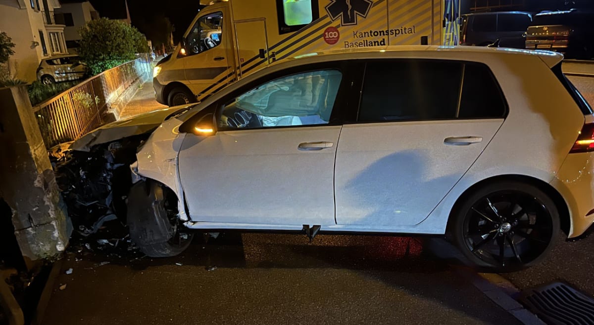 Liestal BL – Bei Unfall in Gartenzaun gekracht