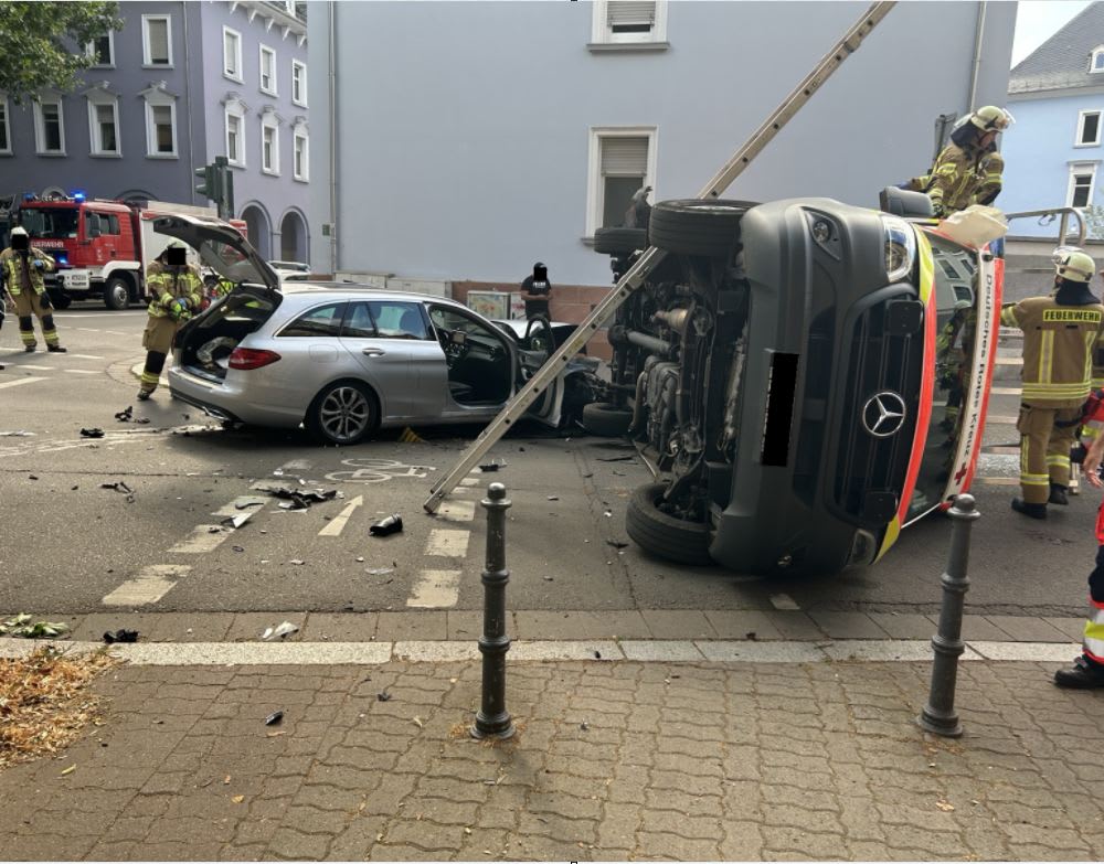 Kaiserslautern – Drei Verletzte nach Unfall mit Rettungswagen