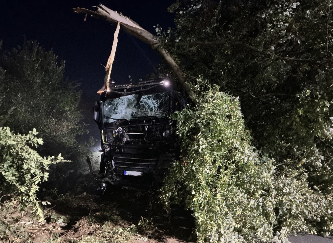 Kalkar – Rübentransporter kommt von Straße ab