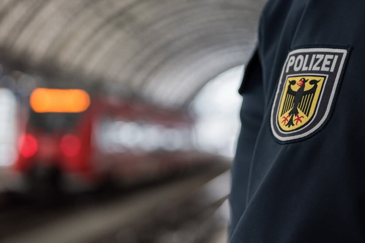 Dresden – Jugendlicher greift Zugbegleiter mit Pfefferspray an