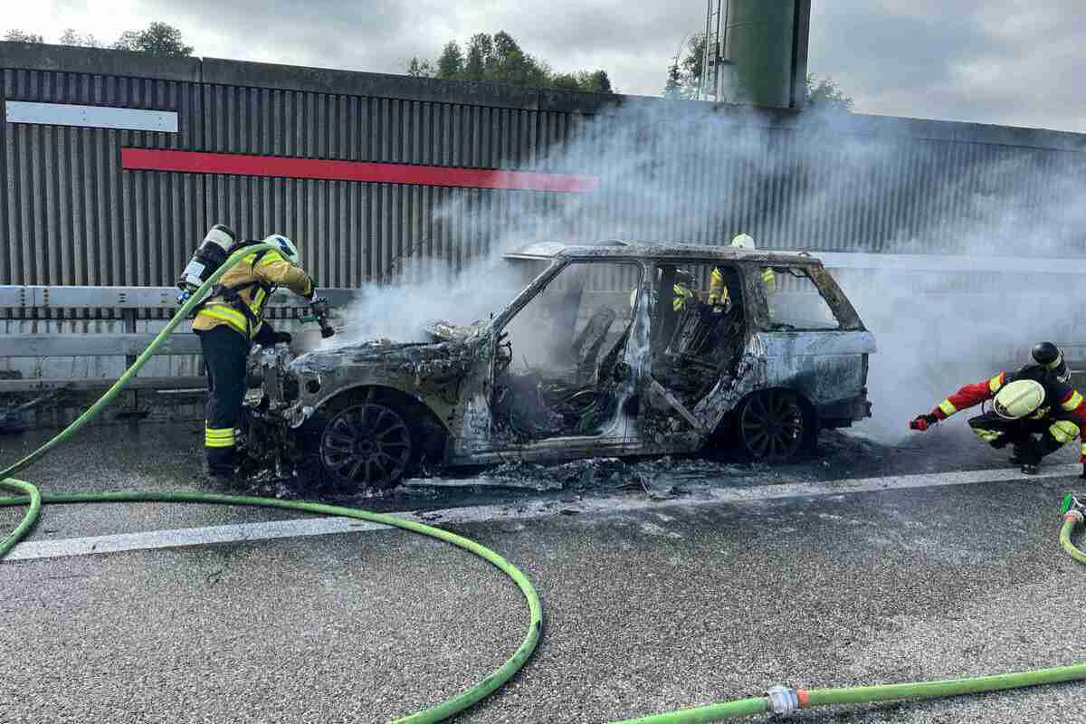 Autobrand auf der A5 bei Lüsslingen-Nennigkofen SO – SUV brennt komplett aus