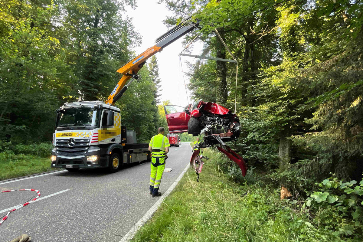 Heftiger Unfall in Boningen SO – Mit Auto gegen Baum geprallt und schwer verletzt