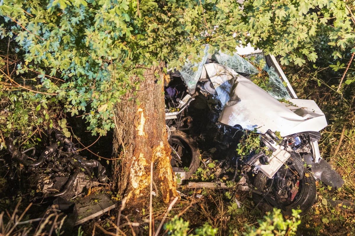 Iserlohn – Zwei lebensgefährlich Verletzte nach Alleinunfall