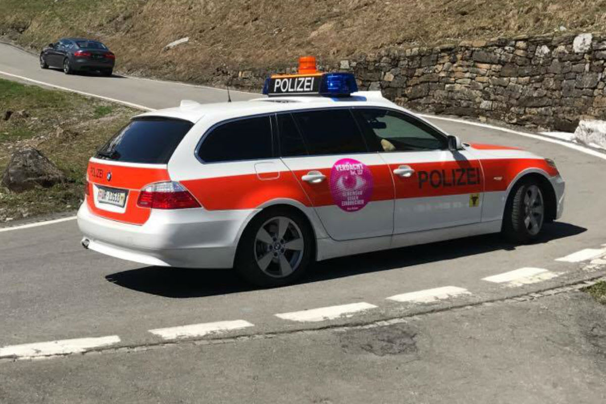 Unfall in Spiringen UR – Motorrad rutscht in entgegenkommendes Auto