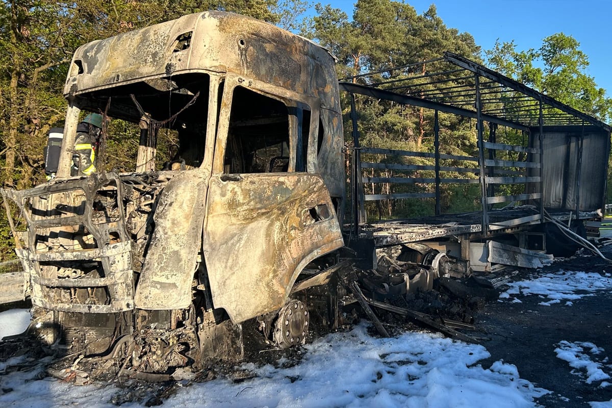 Speyer – Lkw-Brand greift auf Böschung und Wald über