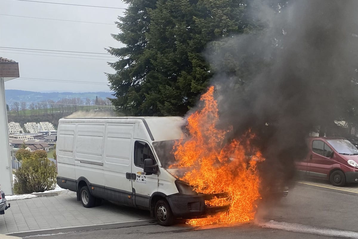 Schindellegi SZ - Lieferwagen brennt aus
