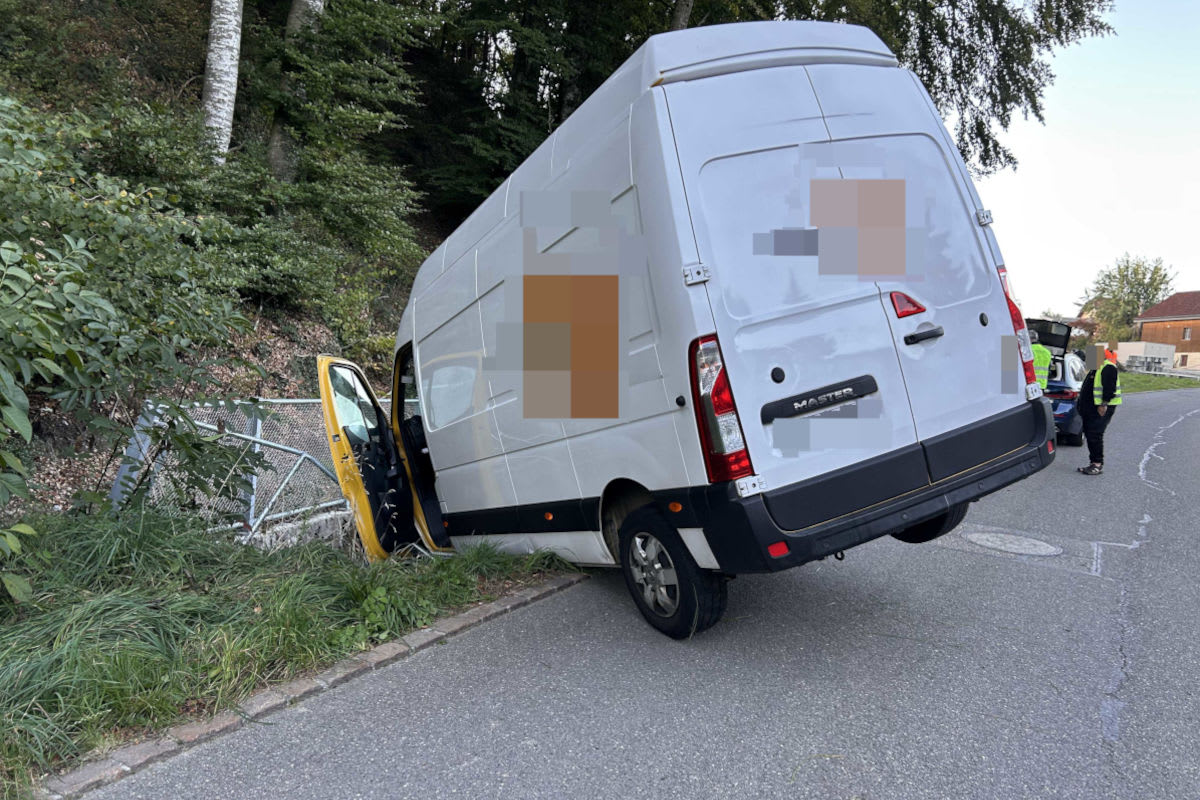 Reitnau AG – Lieferwagen landet bei Unfall im Dorfbach