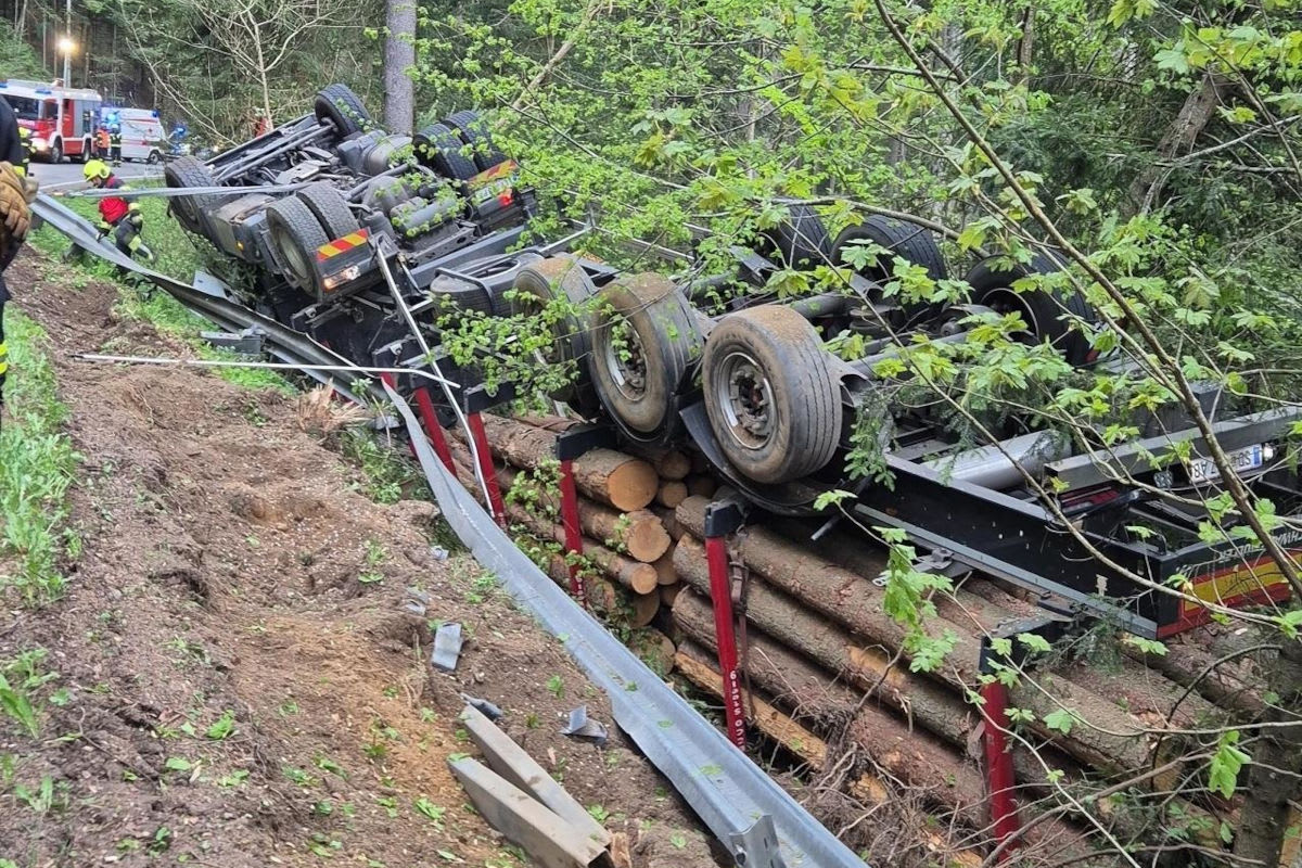 Unfall in Haslach – Holztransporter stürzt Böschung hinab