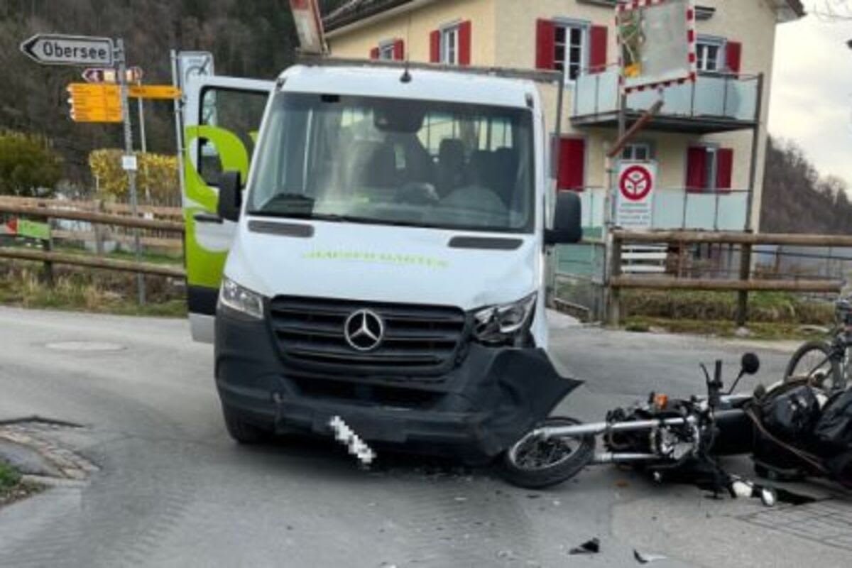 Näfels GL – Unfall zwischen Motorrad und Lieferwagen
