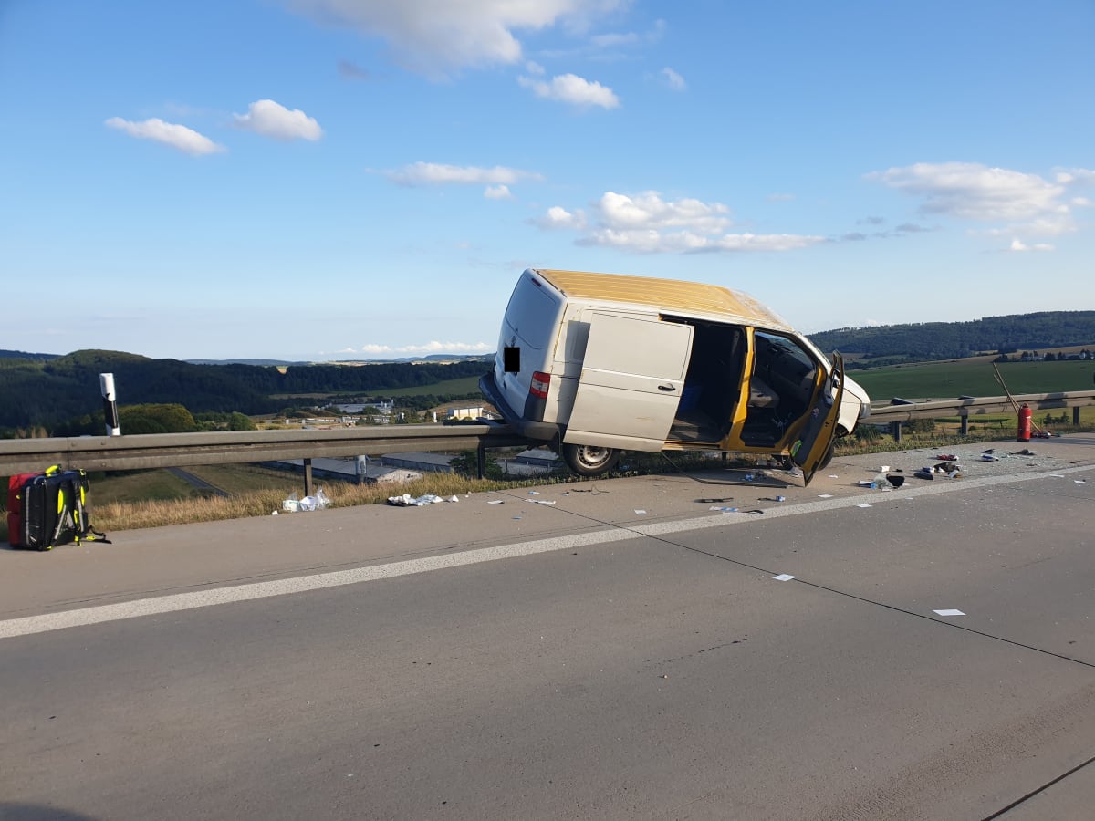 Meiningen – Transporter überschlägt sich auf A71