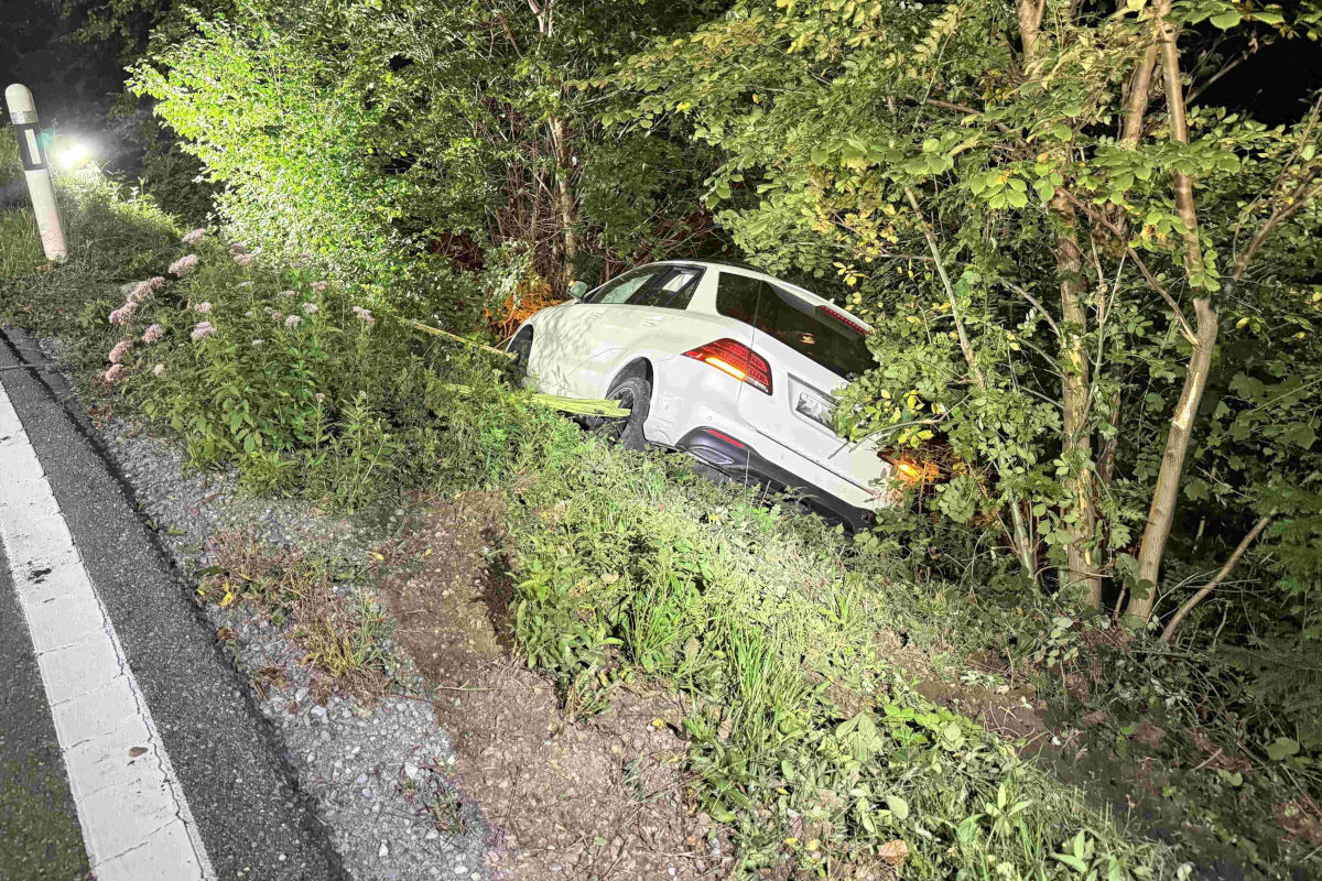 Unfall in Reute AR – Auto landet im Waldbord