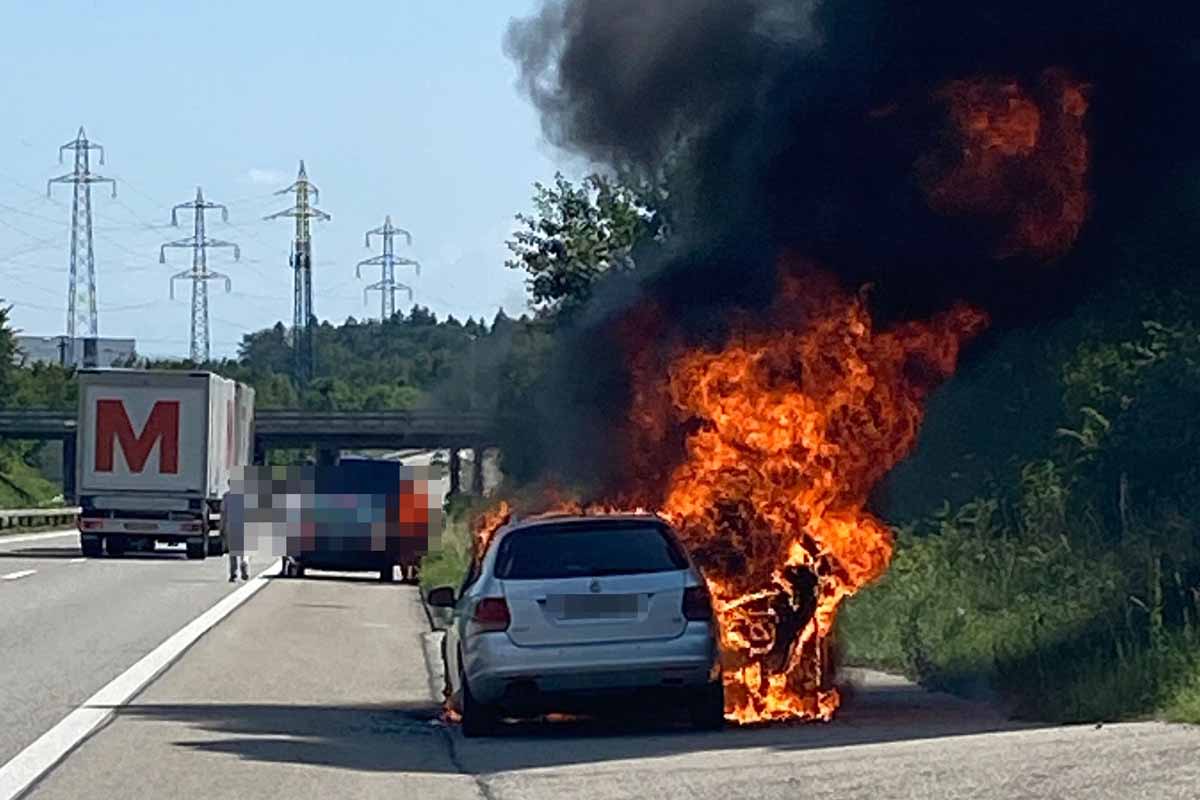 Derendingen SO - VW brennt auf der Autobahn vollständig aus