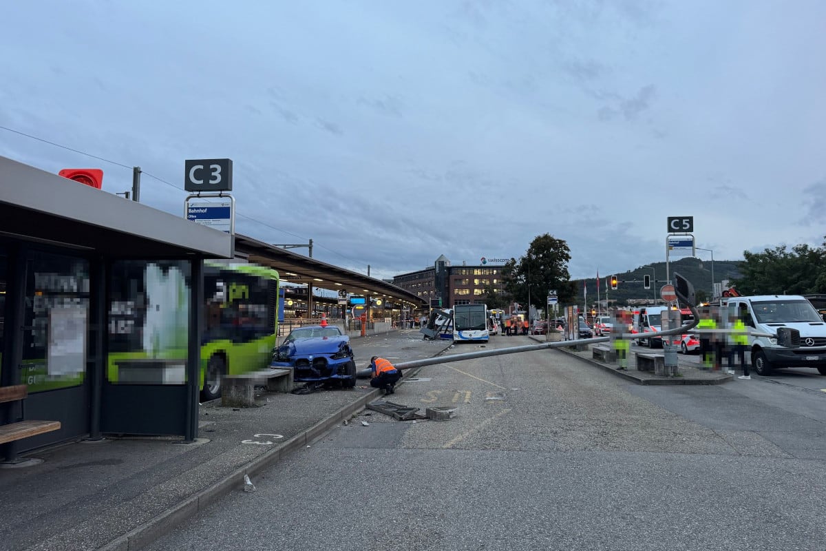 Bahnhof Olten SO – Mit Auto in Bushaltestelle und Passanten gefahren