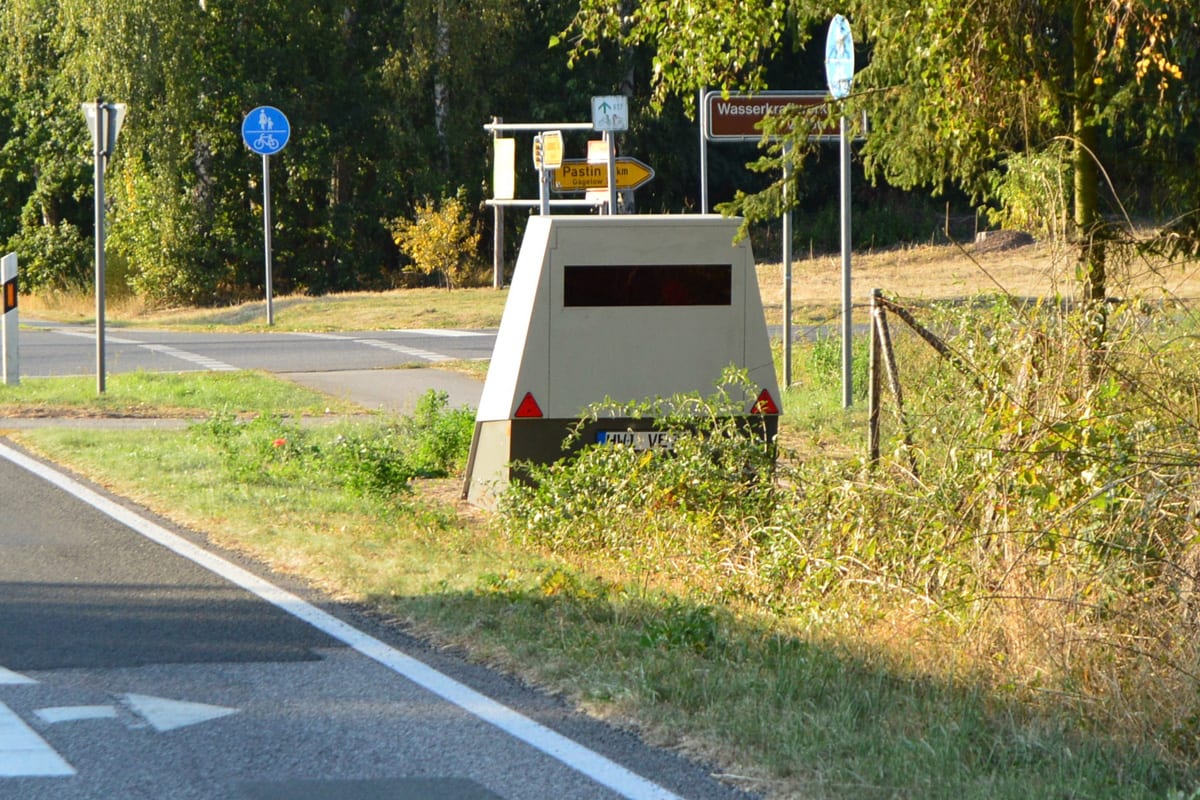 Ganderkesee – Mobiler Blitzeranhänger in Brand gesetzt
