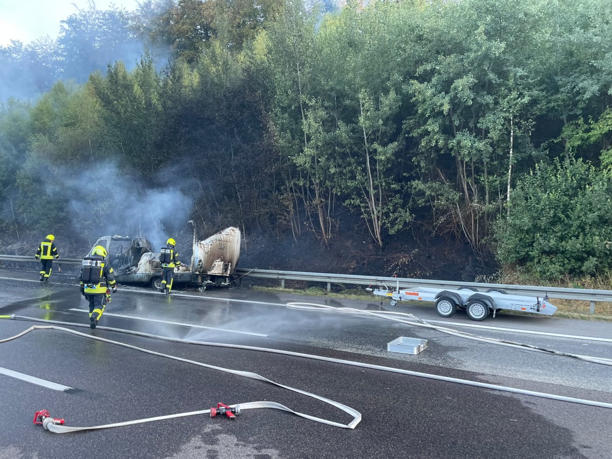 A3 Niedernhausen – Brennendes Wohnmobil verursacht Waldbrand