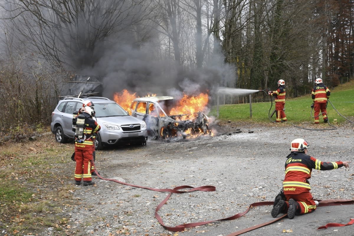 St. Niklausen OW – Auto brennt komplett aus