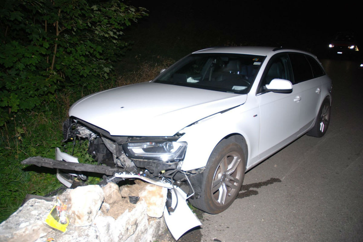Büsserach SO - Auto kollidiert mit Steinmauer - Zeugenaufruf