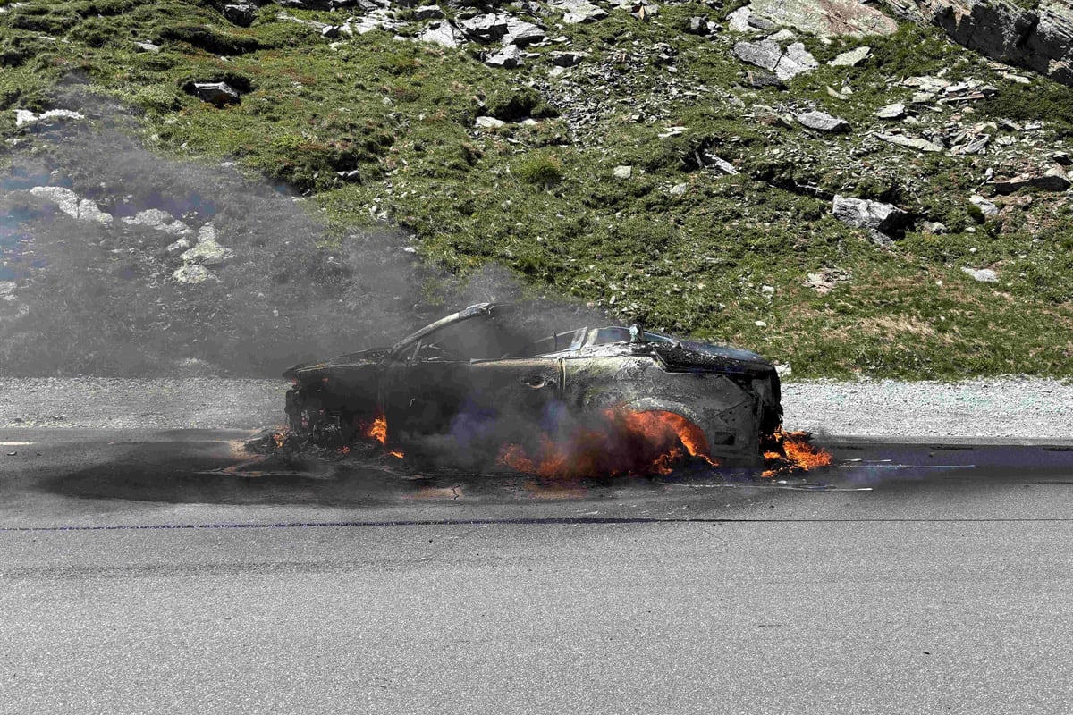 Splügen GR – Auto auf Splügenpass vollständig ausgebrannt
