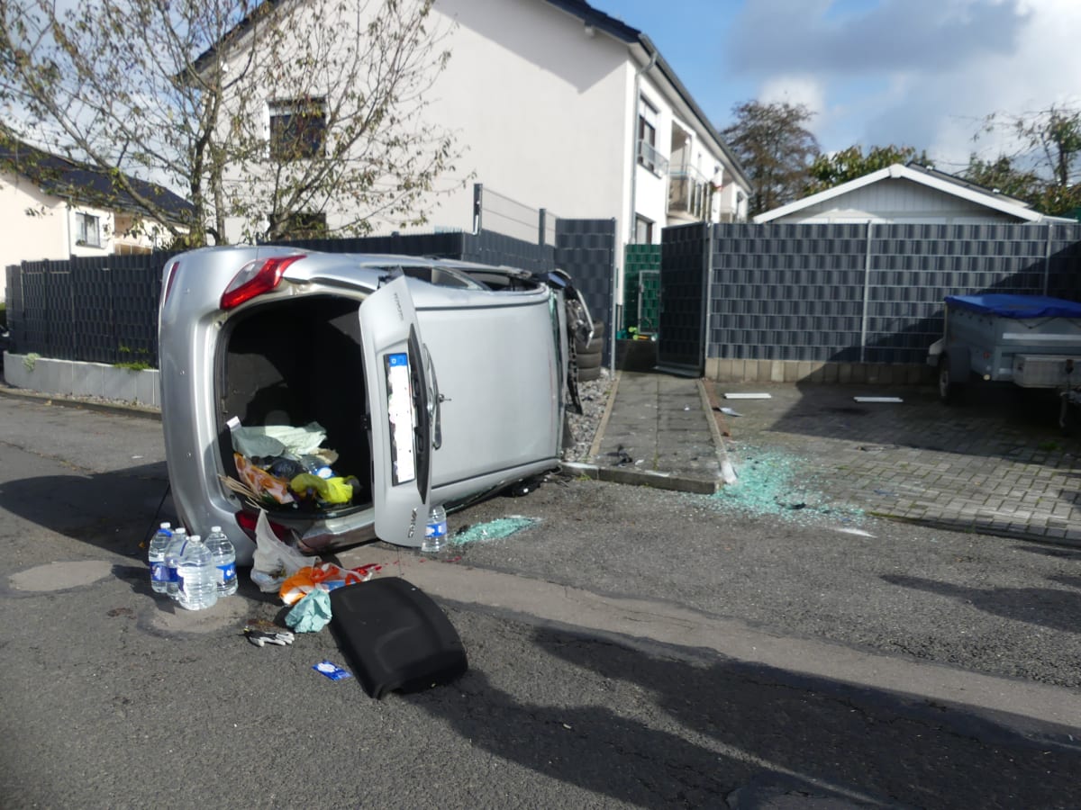 Waldbröl – Auto überschlägt sich nach Kollision mit Bordstein