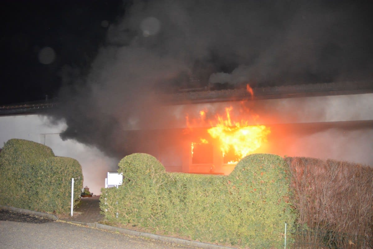 Fehren SO - Brand in Einfamilienhaus - Wohnbereich stand in Vollbrand