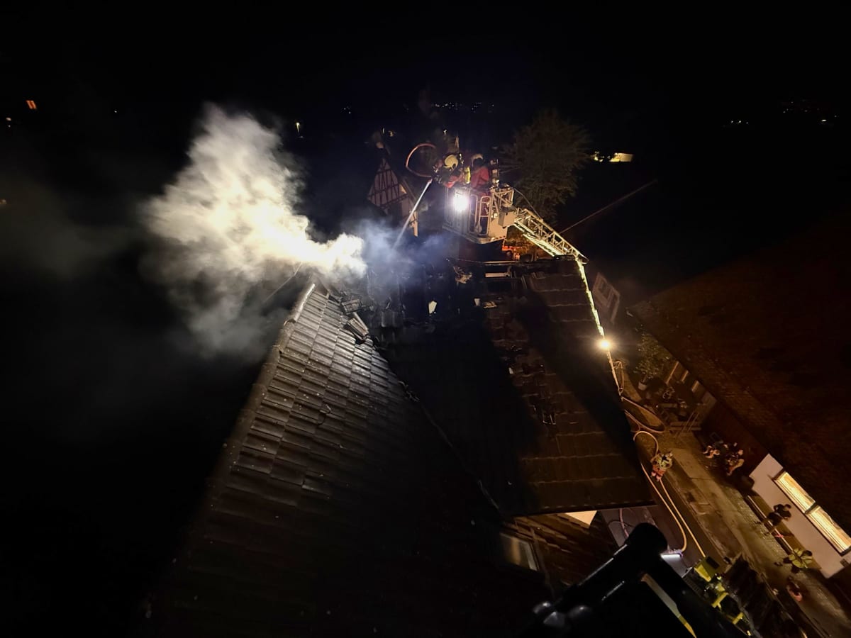 Weiningen ZH – Balkonbrand greift auf Dach über
