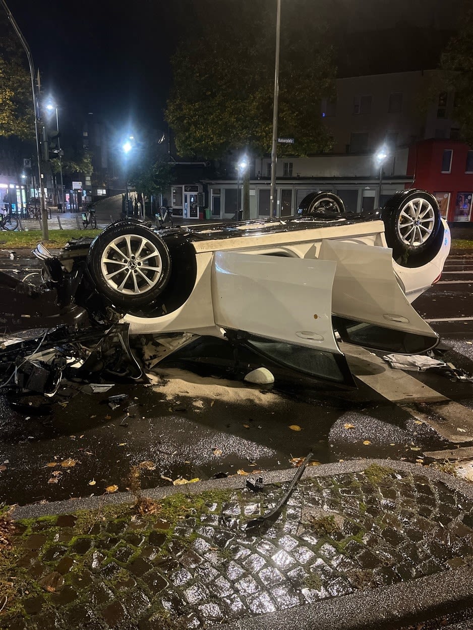 Aachen – Zwei Schwerverletzte nach Unfall mit überschlagenem Auto